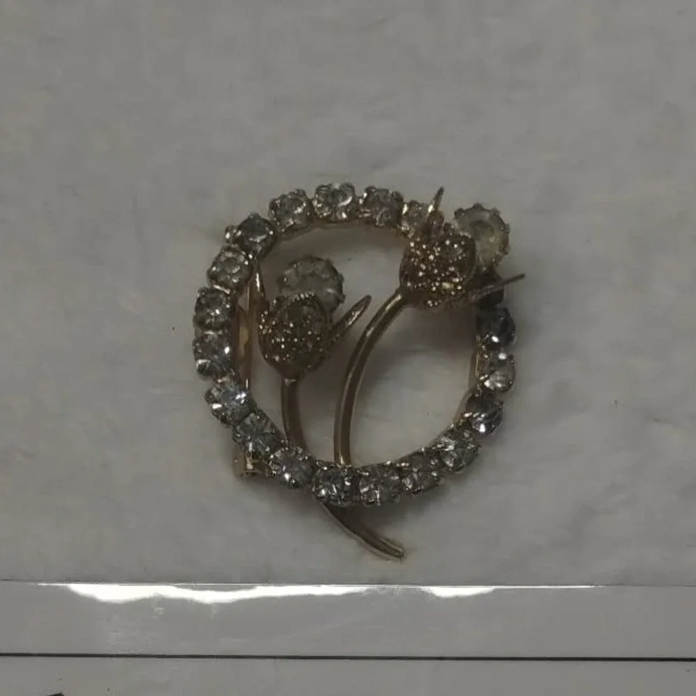 Vintage Gold Tone Rhinestone Floral Wreath Brooch Pin Clear Stones Flowers Bin 2